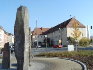 eine Skulptur mitten in einer Straße mit Gebäuden in der Unterkunft Boardinghouse - Stadtvilla Budget in Schweinfurt