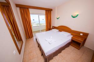 Postel nebo postele na pokoji v ubytování Tuntas Family Suites Kusadasi