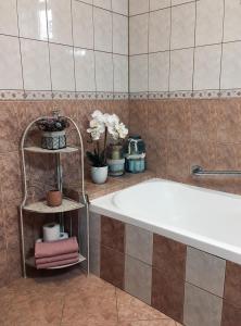 Koupelna v ubytování Kara Apartman
