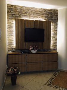 TV a/nebo společenská místnost v ubytování Kara Apartman