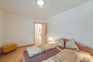 1 dormitorio con 2 camas y mesa. en Strickerhof Appartment 1, en Saltusio