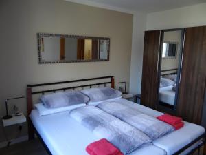 سرير أو أسرّة في غرفة في Ferienwohnung Klingerweg