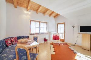 salon z kanapą i stołem w obiekcie Strickerhof Appartment 1 w mieście Saltusio