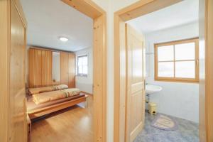sypialnia z łóżkiem i umywalką w pokoju w obiekcie Strickerhof Appartment 1 w mieście Saltusio +12 zdjęć
