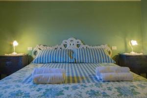 a bedroom with a bed with two lamps on two dressers at Agriturismo Casariccio - Casa Dalia in Bucine