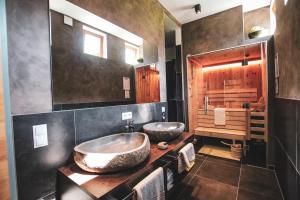 - Baño con 2 lavabos y 2 espejos en ACTIVE by Leitner's, en Kaprun