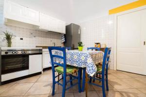 a kitchen with a table with chairs and a stove at Esagono Monello in Avola