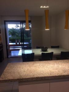 Kuchyň nebo kuchyňský kout v ubytování Apartamento no Condomínio Iberostate Praia do Forte