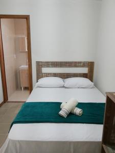 1 dormitorio con 1 cama con 2 toallas en Morada do sol, en Laguna