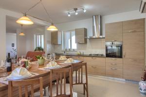 Η κουζίνα ή μικρή κουζίνα στο Beautiful villa Marevista with sea view and pool in Labin near Rabac