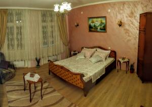 1 dormitorio con 1 cama grande en una habitación en Mosaique Casa en Belgrado