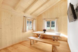 Holzzimmer mit einem Tisch und einem Fenster in der Unterkunft Ferienwohnung Uferweg in Fischbachau
