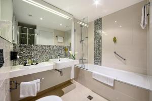 ein Badezimmer mit einem Waschbecken, einer Badewanne und einem WC in der Unterkunft Hotel Duo in Prag