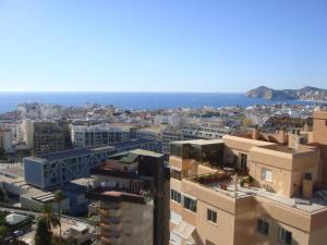 una vista aérea de una ciudad con edificios y el océano en Acacias IV 15A en Benidorm