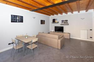 sala de estar con sofá y mesa en Dimora San Giorgio - Vicino Leolandia e Bergamo, en Bonate Sotto