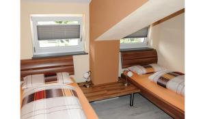 Un dormitorio pequeño con dos camas y una ventana. en Caseti 5_ Ferienwohnungen _ Rothen, en Oberdachstetten 54 fotos más