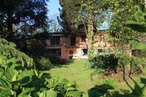 una casa grande con un patio delante en La Ca' Nova, en Lurago D'Erba 