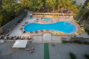 Bazén v ubytování Tuntas Family Suites Kusadasi nebo v jeho okolí