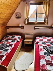 Posteľ alebo postele v izbe v ubytovaní Drevenička Anička - Liptovská Mara