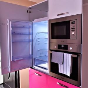 uma cozinha com um frigorífico e um micro-ondas em Arrami Aparthotel em Satu Mare