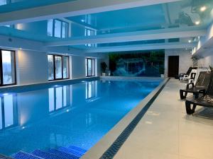 una gran piscina en un edificio en КРЕМІНЬ, en Dragobrat 30 fotos más