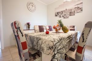 ein Esszimmer mit einem Tisch mit Ananas darauf in der Unterkunft Central City Apartments in Belgrad