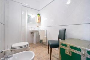 アヴォラにあるEsagono Monelloのバスルーム(トイレ、シンク、椅子付)