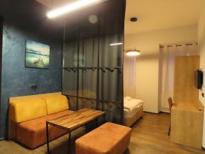 2BR loft apartment near Liberty square في تبليسي: غرفة معيشة مع أريكة وسرير