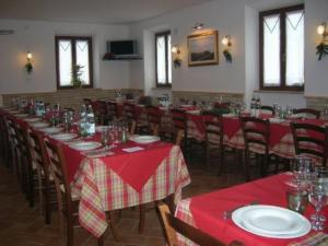 Um restaurante ou outro lugar para comer em Agriturismo Raggioverde