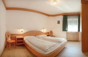 sypialnia z łóżkiem, stołem i oknem w obiekcie Casa Roder by Garni Snaltnerhof w mieście Ortisei +33 zdjęcia