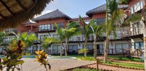 an exterior view of a resort with palm trees at Belíssimo apartamento em Barra Grande Cobertura Villas BobZ 101 m2 com Vista Para o Mar, Barrinha, Barra Grande-PI in Barrinha