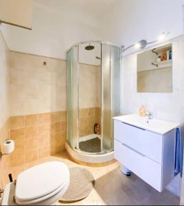 a bathroom with a shower and a toilet and a sink at San Pietro - Vaticano - Piscina estiva in Rome