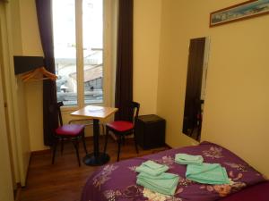 Postel nebo postele na pokoji v ubytování Hôtel Lyonnais