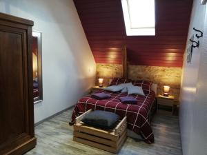 1 dormitorio con 1 cama con techo rojo en Le Puits de Garival en Tour-de-Faure