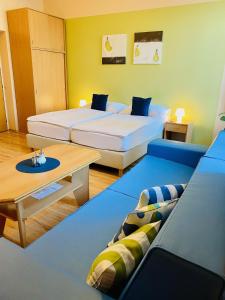 ein Hotelzimmer mit 2 Betten und einem Tisch in der Unterkunft Penzion Pohoda in Trutnov
