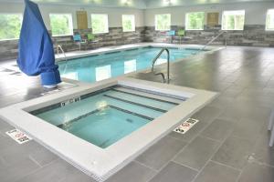 a swimming pool in a building at Candlewood Suites Independence, an IHG Hotel in Selsa