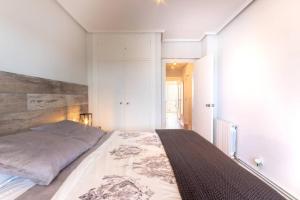 1 dormitorio con 1 cama grande en una habitación en Bakio Beach VIII by Aston Rentals, en Bakio