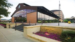 un gran edificio con un cartel delante en Holiday Inn Express Moline - Quad Cities Area, an IHG Hotel en Moline