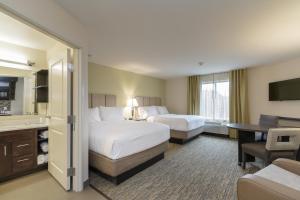 מיטה או מיטות בחדר ב-Candlewood Suites Mishawaka, an IHG Hotel
