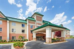 a front view of a hotel with a parking lot at Holiday Inn Express & Suites Kings Mountain - Shelby Area, an IHG Hotel in Kings Mountain