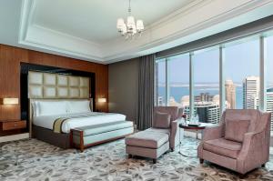 Ruang duduk di Best Plaza West Bay Hotel