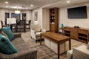 uma sala de estar com um sofá e uma televisão em Staybridge Suites West Fort Worth, an IHG Hotel em Fort Worth
