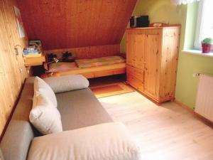 a room with a couch and a bed and a window at Ferienwohnung JAGODA in der Lüneburger Heide in Frankenfeld