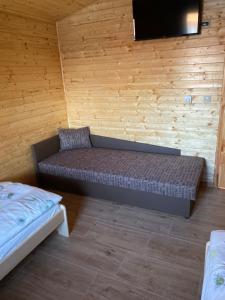 Кровать или кровати в номере Chata pri jazere - 6km od Slovakia Ringu