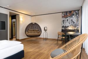 1 dormitorio con 1 cama, mesa y sillas en Seminaris Hotel Lüneburg en Lüneburg