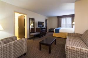 a hotel room with a bed and a television at Holiday Inn Express & Suites Moultrie by IHG in Moultrie