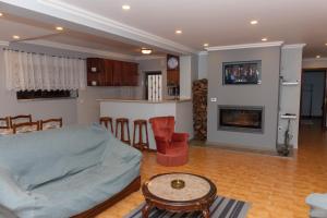 uma sala de estar com um sofá e uma lareira em Casa Mar Campo em Santa Cruz