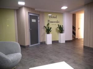 Un vestíbulo con un sofá y un cartel que lee el hotel prometido en Hotel Pomorski, en Bydgoszcz