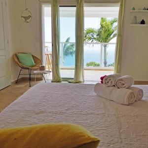 Postel nebo postele na pokoji v ubytování LA BOHEME, résidence de 5 appartements avec piscine, vue océan, Petite Ile