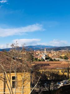 Blick auf die Stadt von einem Gebäude mit Bäumen in der Unterkunft Lund Home in Verona